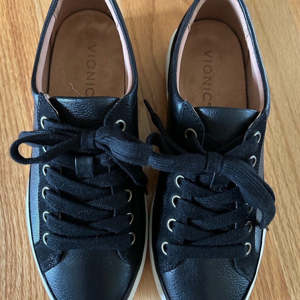 Vionic Black Low-Top Sneakers with Leather Finish